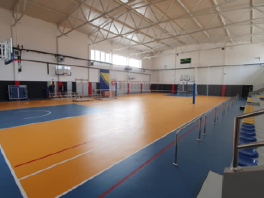 Sportska sala SŠC 'Nedžad Ibrišimović' sa malim tribinama i sportskim terenom