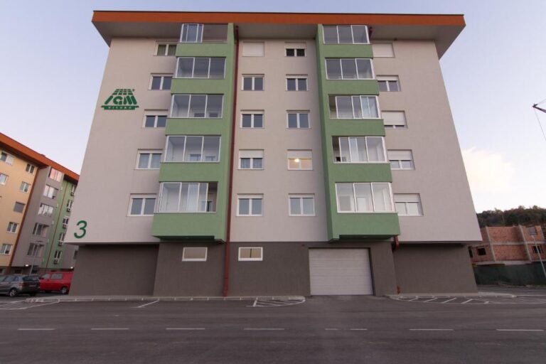 Stambeni objekat "Carica 3" P+5 s modernim dizajnom i parking prostorom ispred zgrade