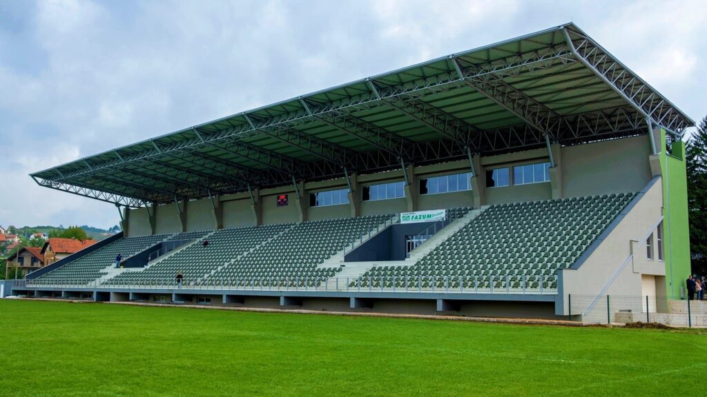 Tribina Gradskog stadiona u Ilijašu, moderna konstrukcija s natkrivenim sjedištima.