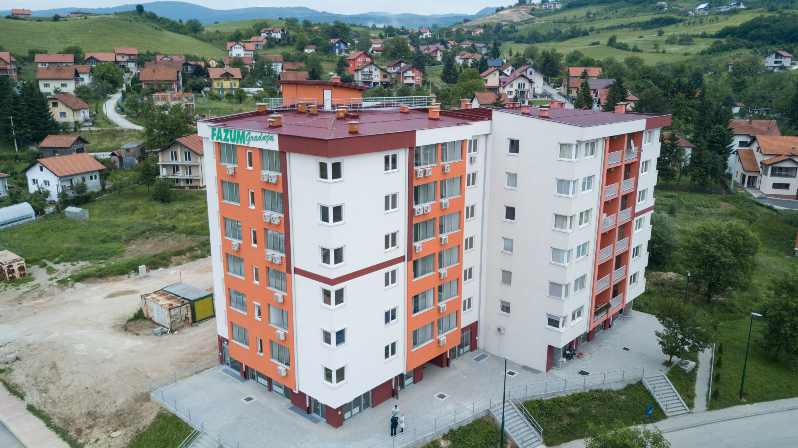 Stambeni objekat Banovac 3 – moderno dizajnirana zgrada sa bijelom fasadom i narandžastim arhitektonskim detaljima, smještena u mirnom naselju