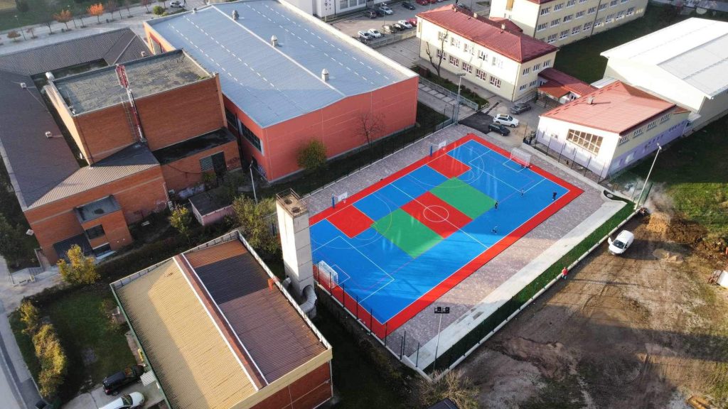 Osvijetljeno sportsko igralište pored škole sa fudbalskim i košarkaškim terenima